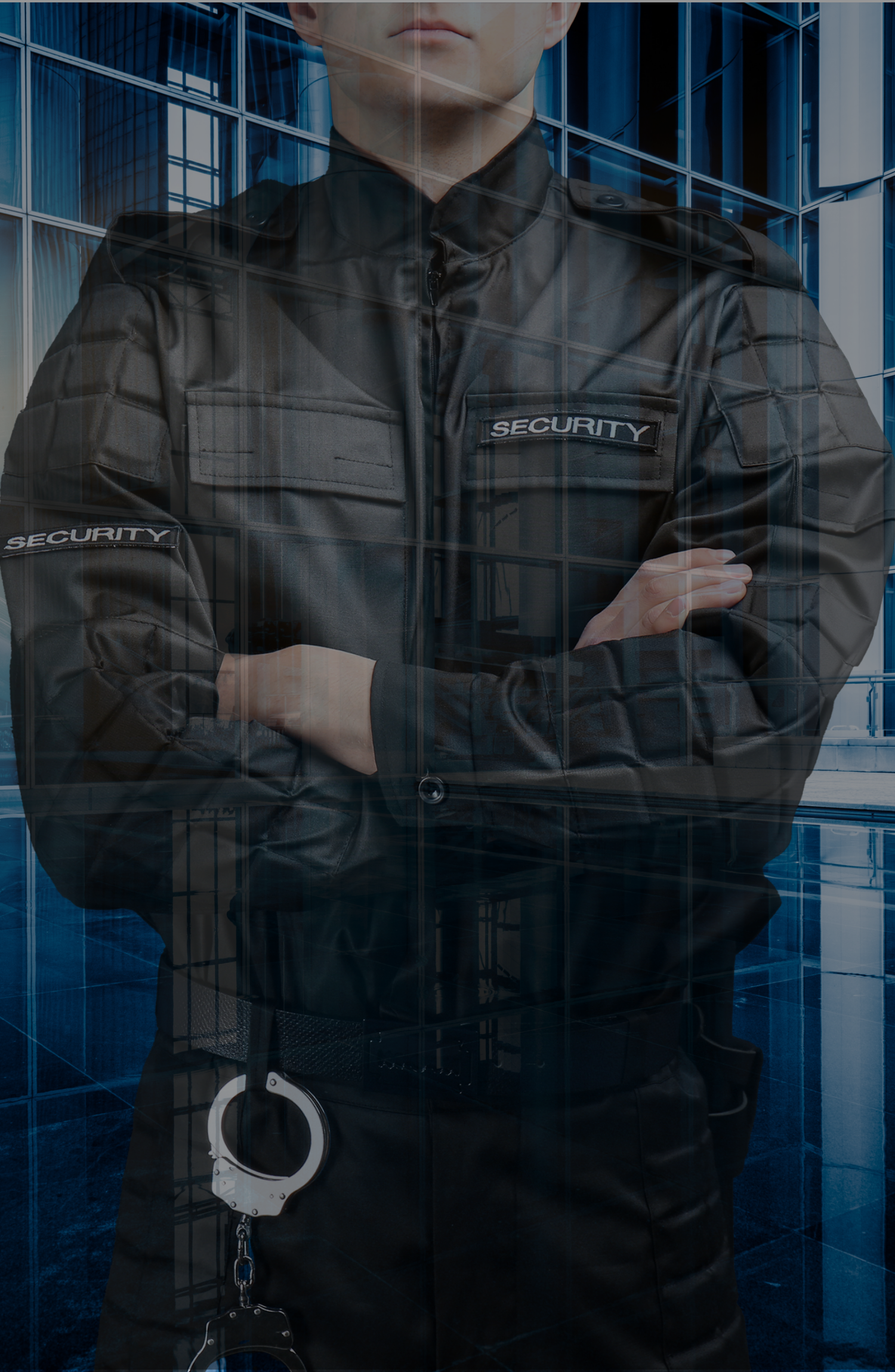 オフィスビルの前で腕を組む警備員の上半身