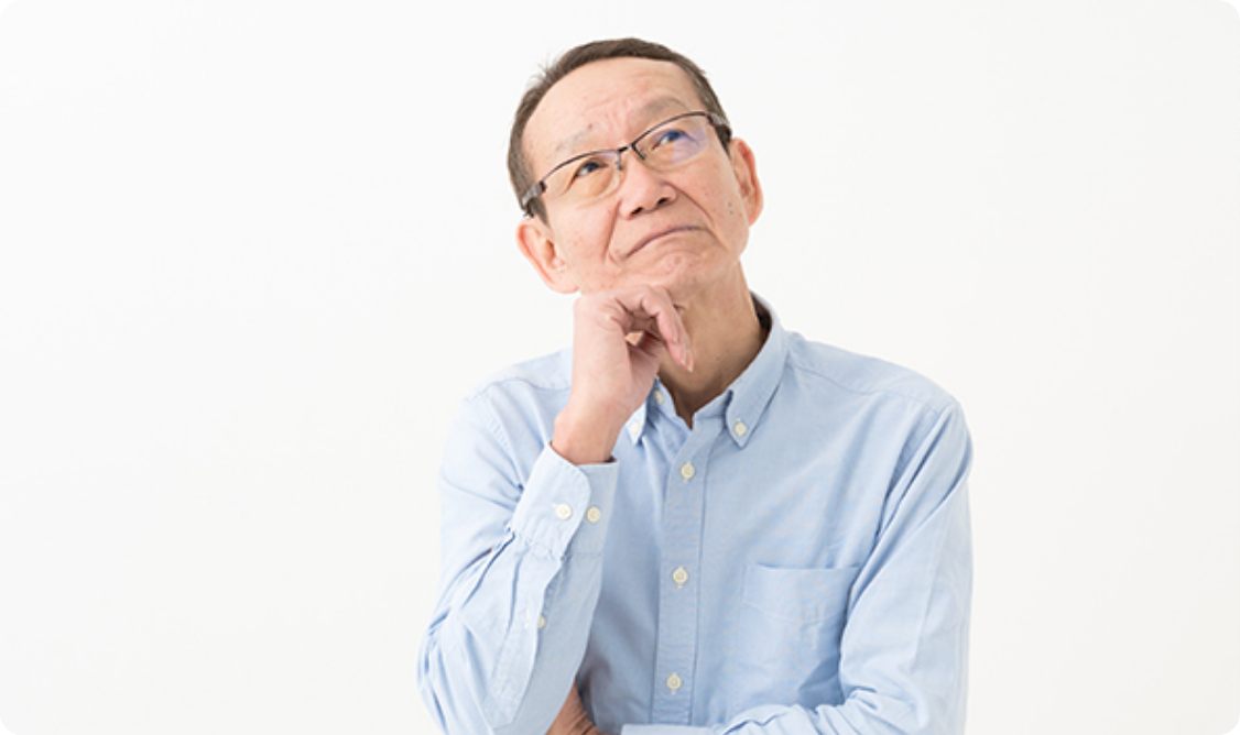 防犯対策について考える高齢男性のイメージ