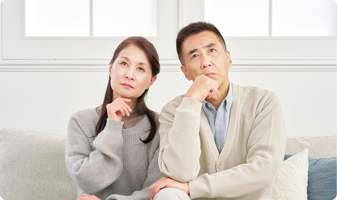 自宅の防犯や見守りについて考えるシニア夫婦のイメージ