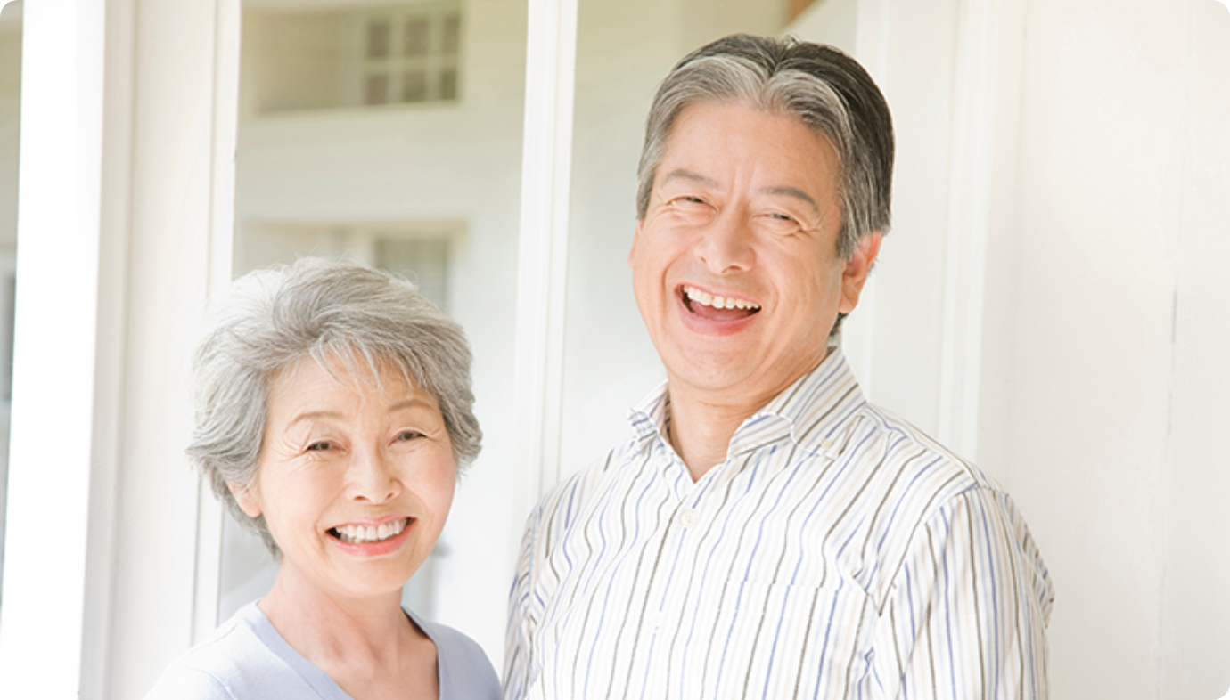 安心して笑顔で暮らすシニア夫婦のイメージ