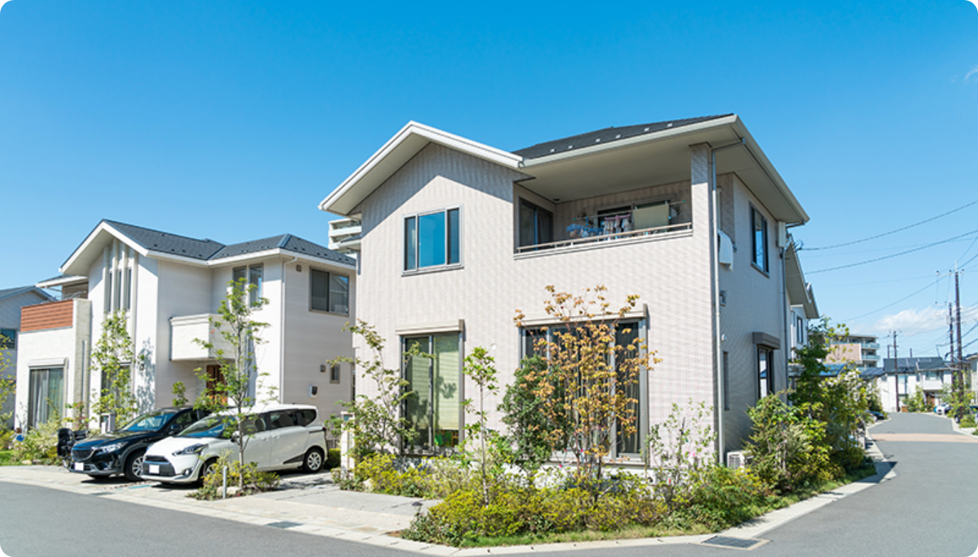 防犯カメラを設置した安心感のある住宅街の外観